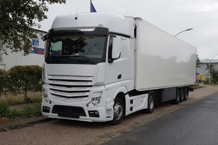 Sattelzugmaschine im Werkverkehr versichern: Deckung für Transport eigener Güter und Waren, schützt vor Schäden und Haftungsansprüchen