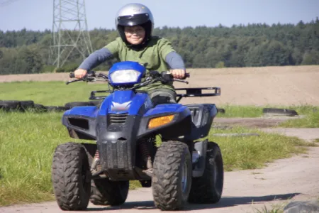 Quad bis 50 cm3 werden in der Regel über ein Versicherungskennzeichen versichert. Eine Quad-Haftpflicht oder Quad-Teilkasko für ein 50 ccm Quad wird  somit über ein Mofa – Mopedkennzeichen dargestellt. Hier werden von unterschiedlichen Anbietern auch verschiedene Preise aufgerufen. Auch hier lohnt sich der Vergleich. Bitte achten Sie darauf, dass Sie ihr Versicherungskennzeichen jedes Jahr zum 01.03. gegen ein Neues für das aktuelle Jahr gültige Versicherungsschild austauschen müssen.